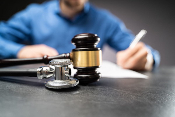 image of medical malpractice featuring a gavel and stethoscope